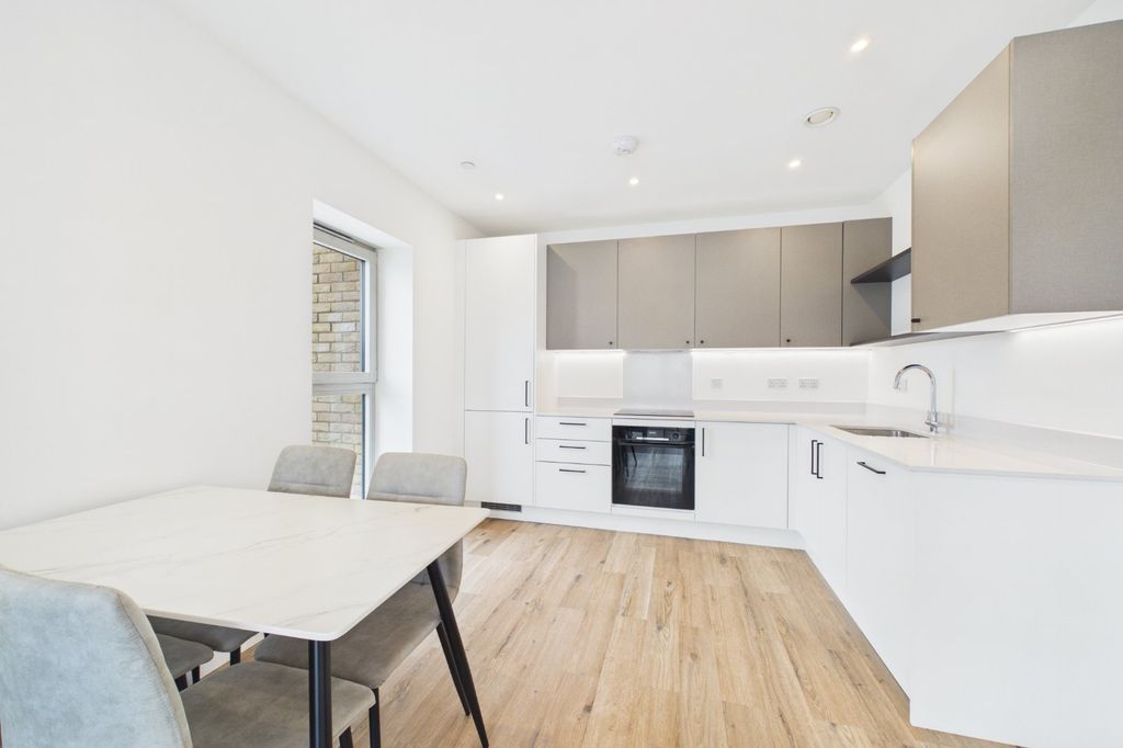 Additional image 4 of 2 bed flat for saleFlagstaff Road, Reading, Berkshire RG2