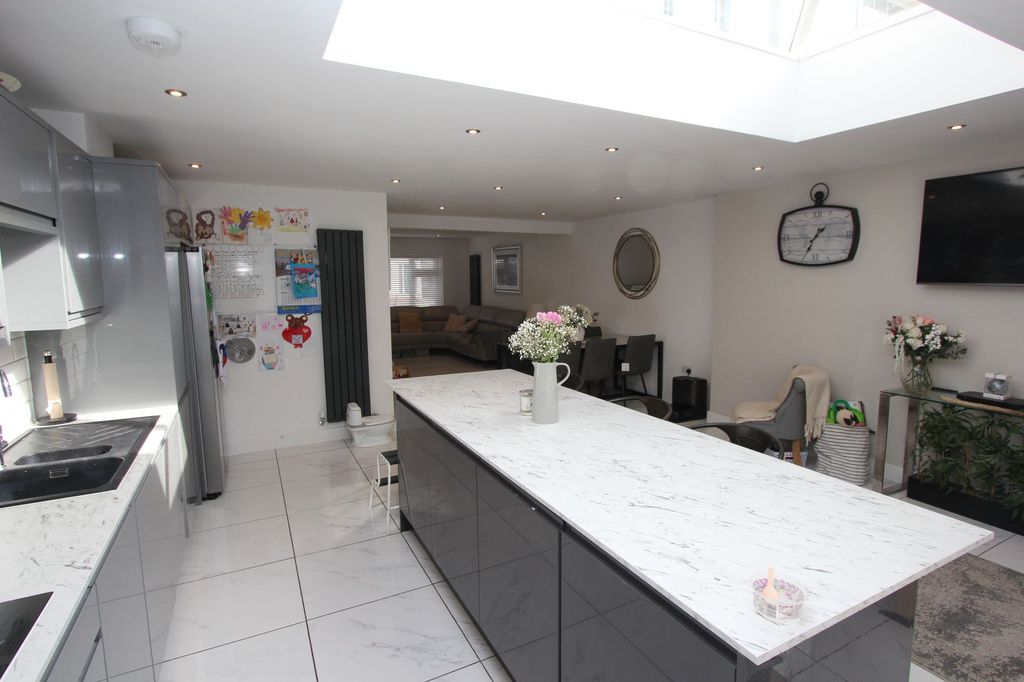 Property photo 3 of 27