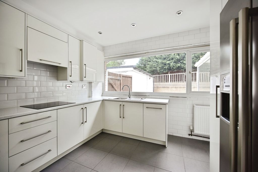 Property photo 3 of 17 Kitchen