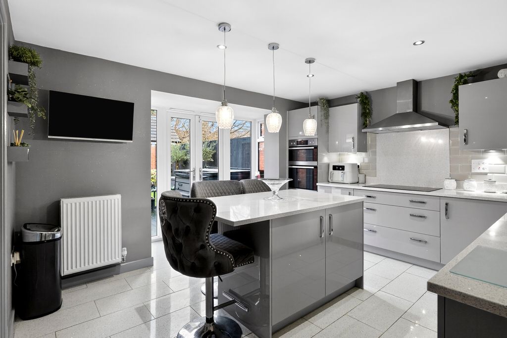 Property photo 3 of 23 Kitchen/Breakfast