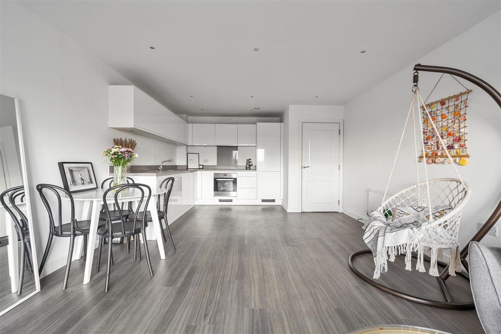 Property photo 2 of 18 Marina Court, En9