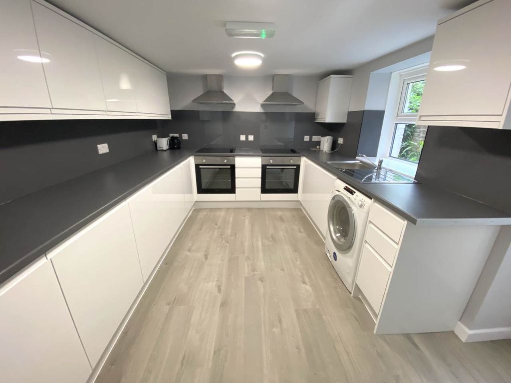 Property photo 2 of 14 Kitchen