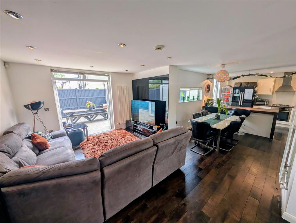 Property photo 3 of 19 Lounge