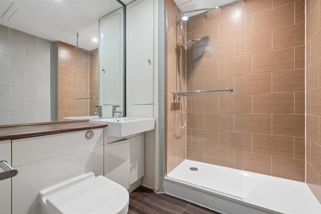 Property photo 2 of 5 Vantage House, 1 Weir Road, Sw19 8Ux Bathroom 1