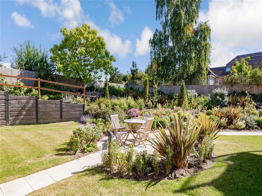 Property photo 1 of 8 Communal Gardens