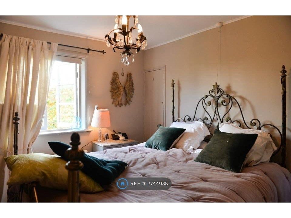 Property photo 1 of 21 Beautiful Bedroom Overlooking Walled Garden