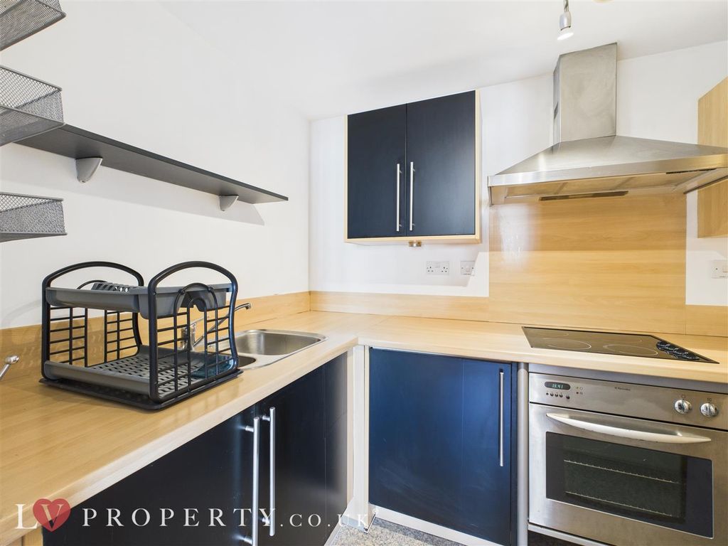 Property photo 2 of 16 Cam05016G0-Pr0056-St