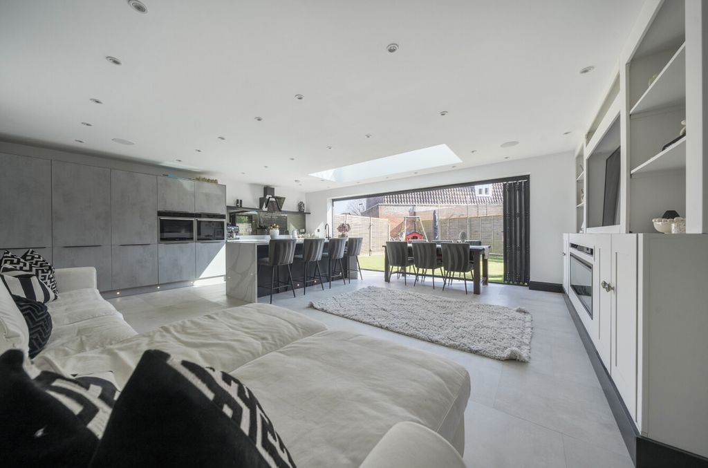 Property photo 2 of 27 1424120-7-69Bc2E6...