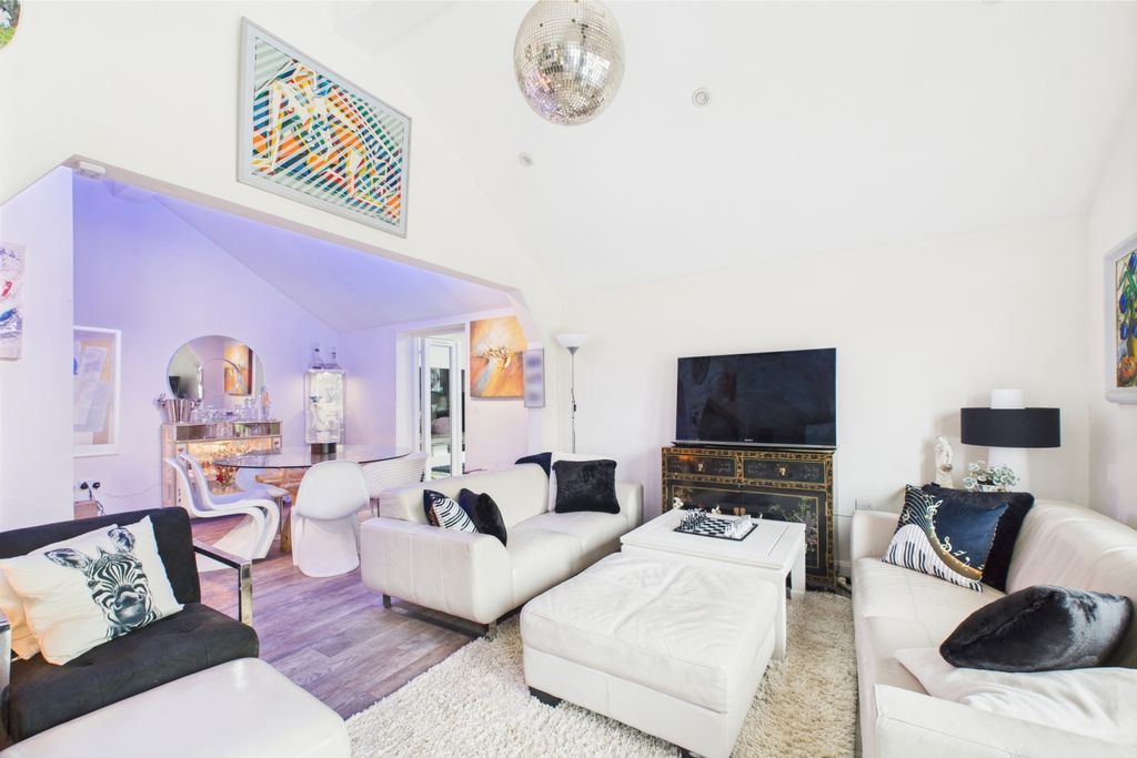 Property photo 3 of 18 Living