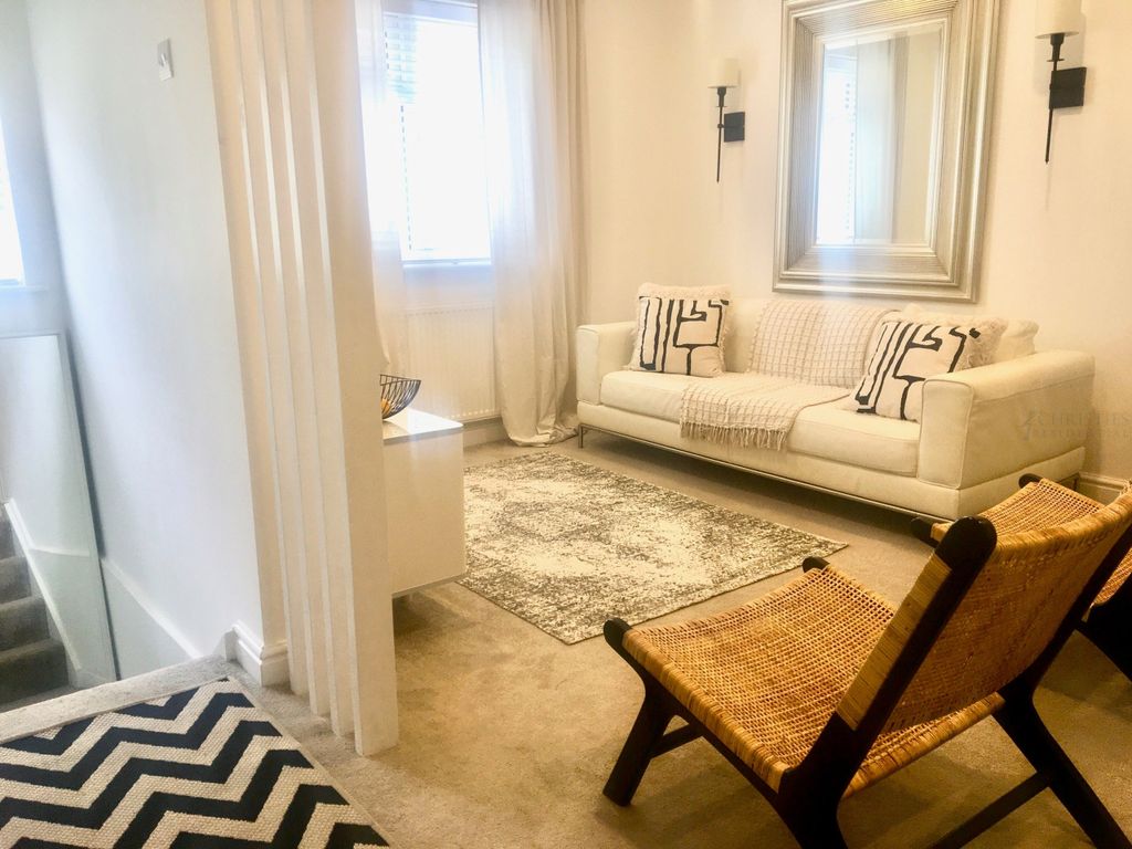Property photo 2 of 18 Lounge