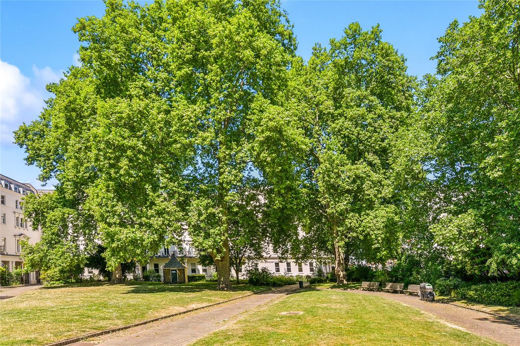 Property photo 2 of 11 Bessborough Gardens