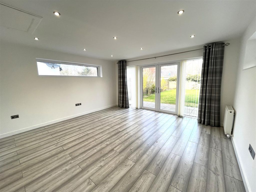 Property photo 2 of 19 Lounge