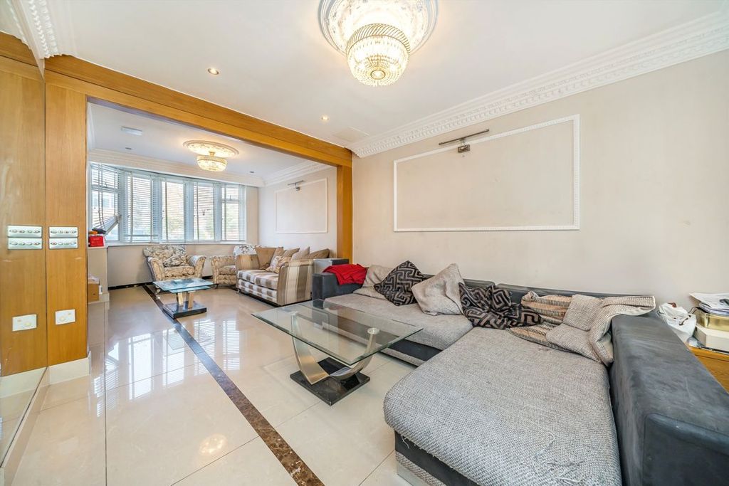 Property photo 2 of 8