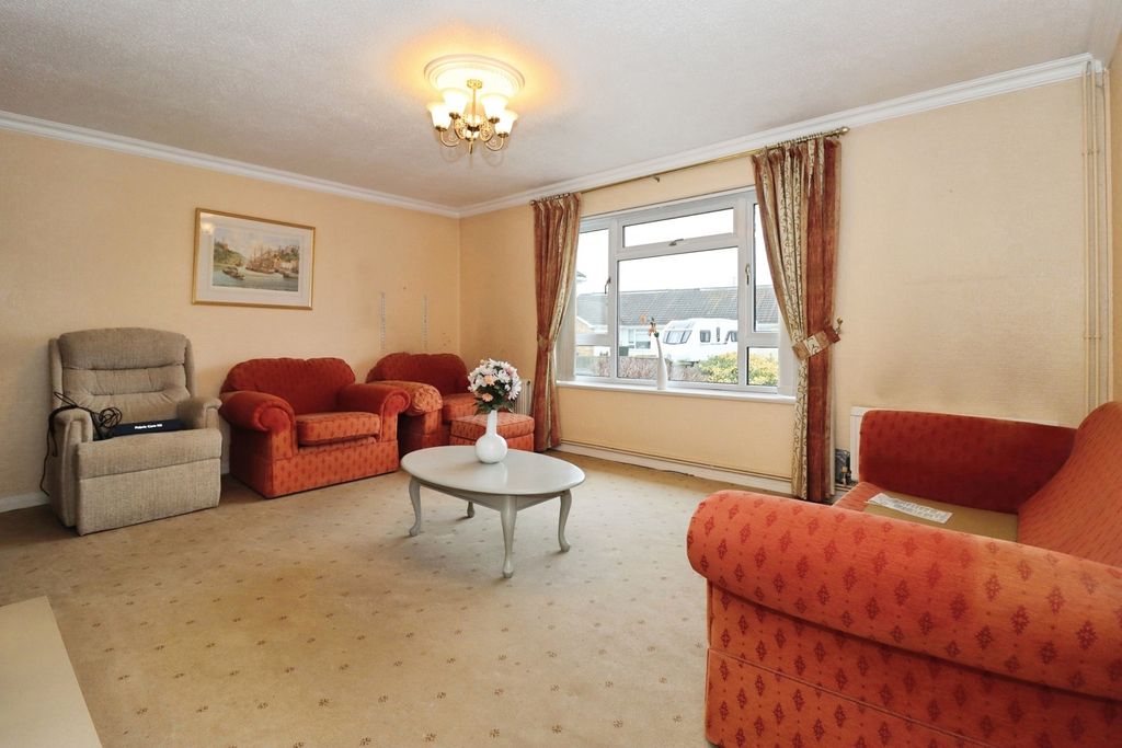 Property photo 3 of 19 Lounge