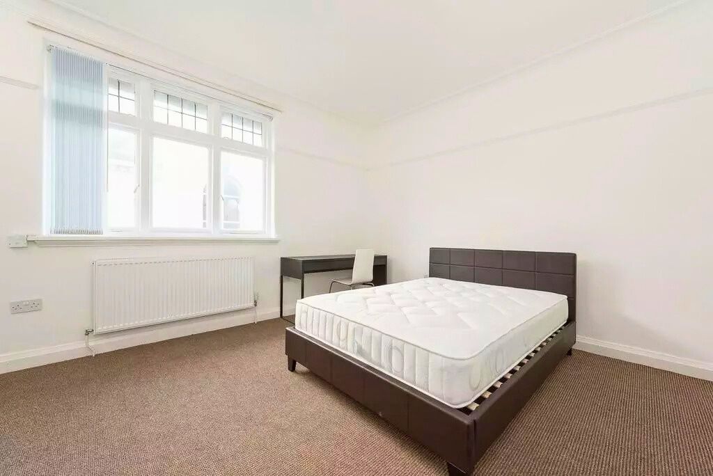 Property photo 3 of 8 Bright, Simply Furnished Double Bedroom With A Con...