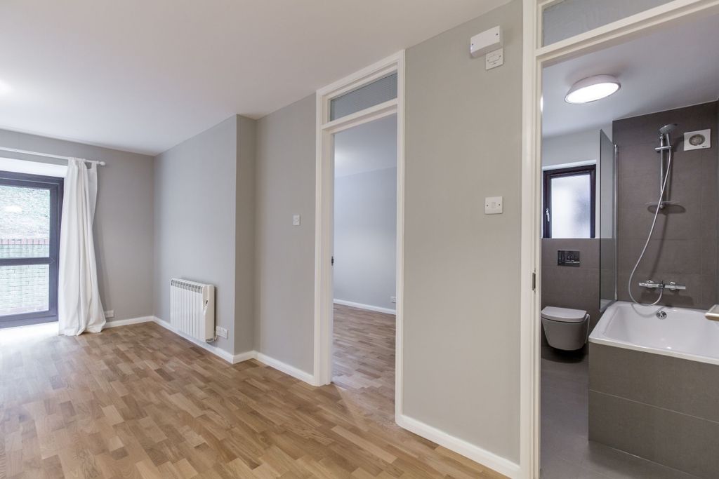 Property photo 3 of 10 Hall