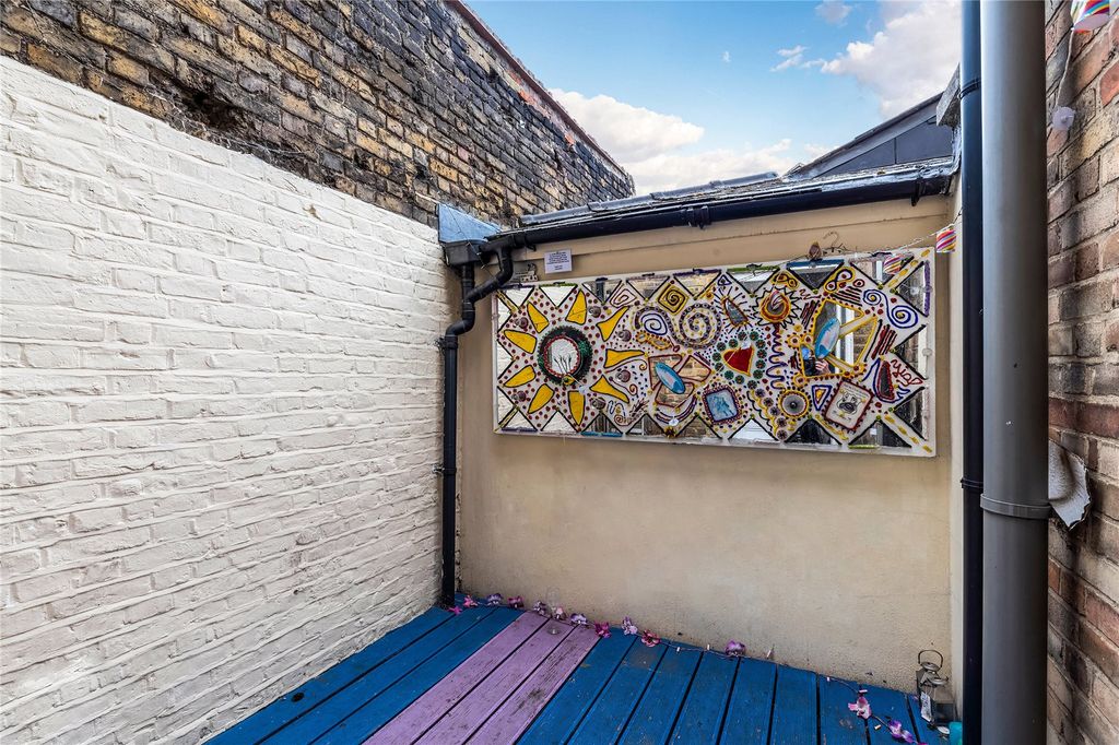 Property photo 3 of 8 Terrace