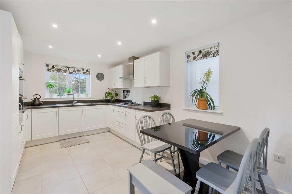 Property photo 2 of 20 Woodlands Close (9).Jpg