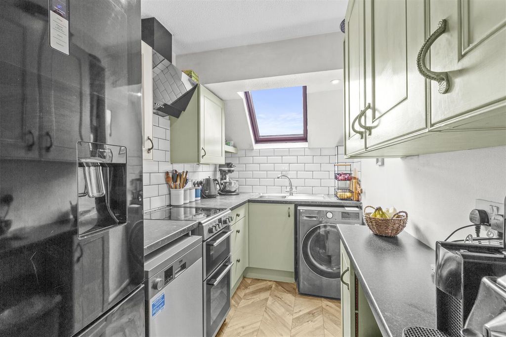 Property photo 3 of 13 36 Windrush Court, Hp13 7Ul-8.Jpg