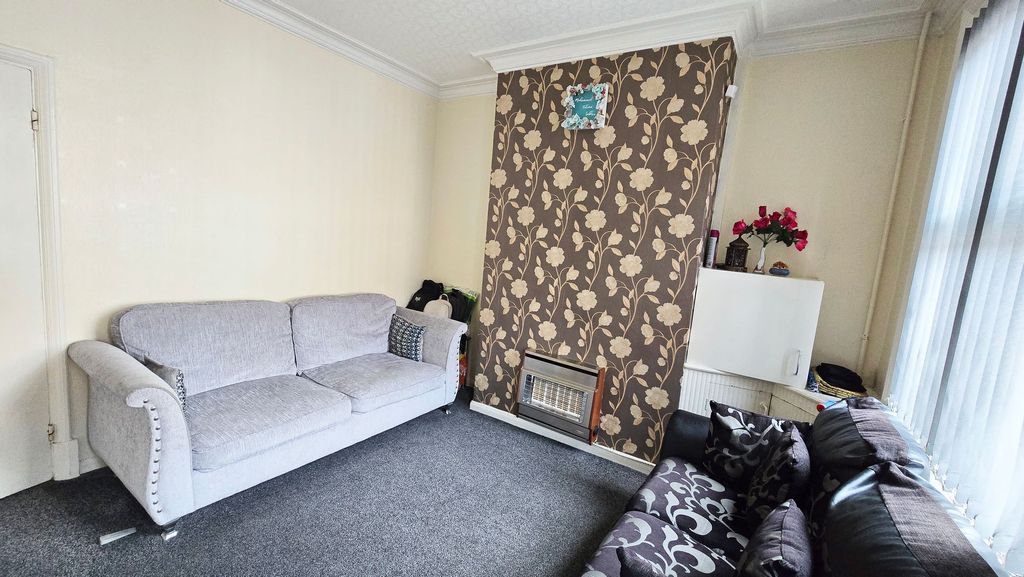 Property photo 3 of 15 Lounge