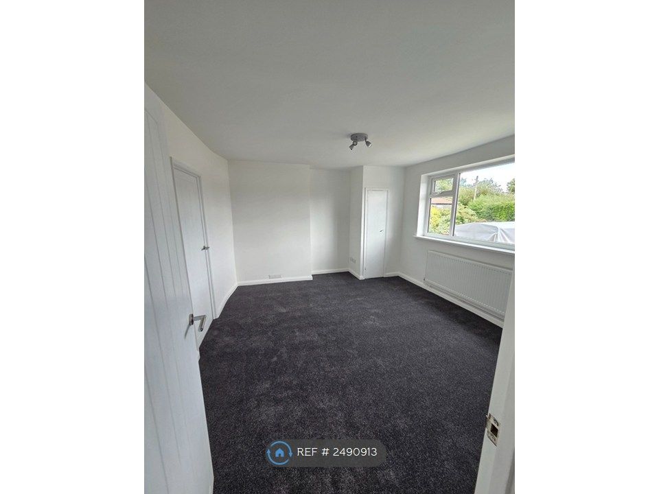 Property photo 3 of 13 Spacious Lounge Area