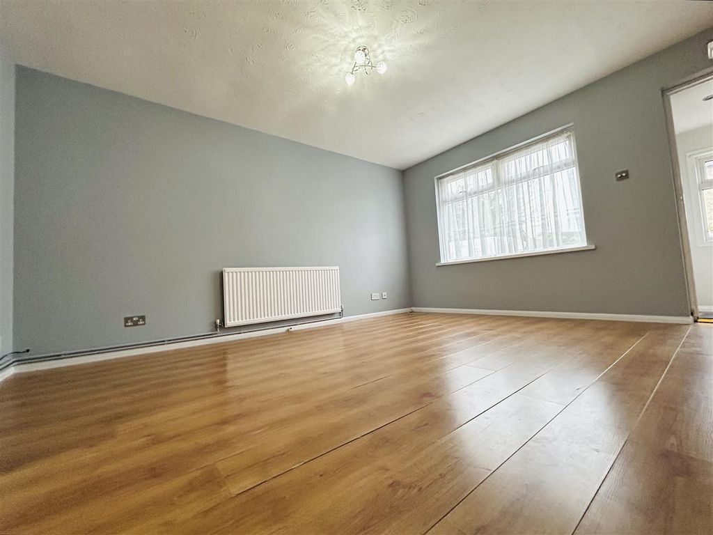 Property photo 3 of 13 Lounge