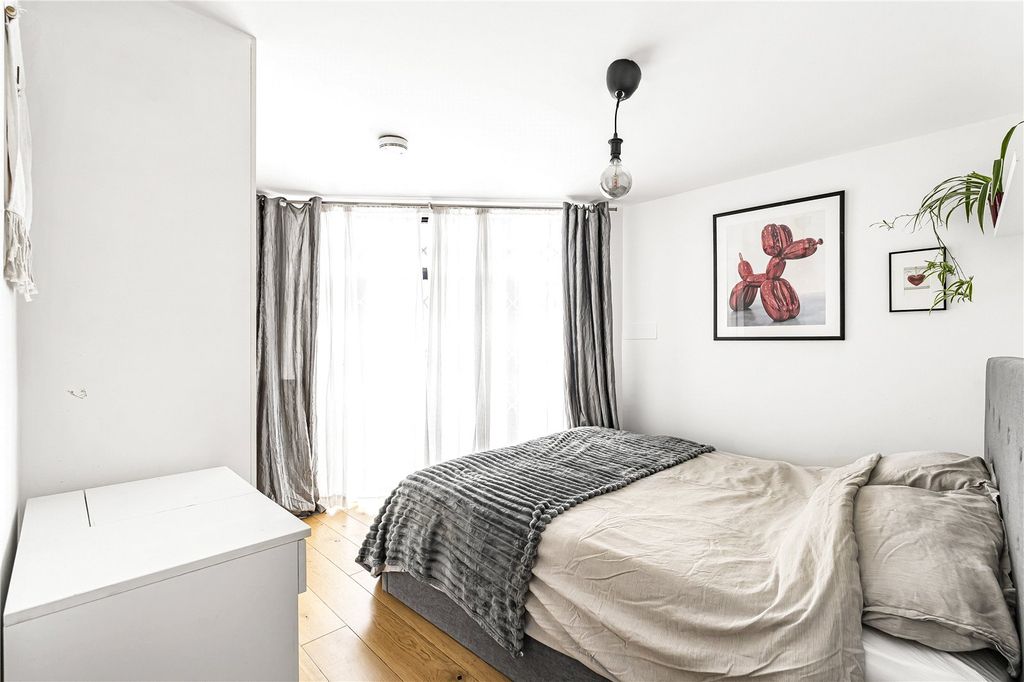 Property photo 2 of 20 Bedroom