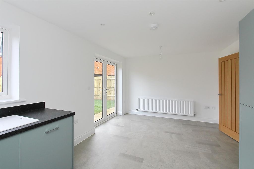 Property photo 3 of 23 11 Lawrence Close (13).Jpg