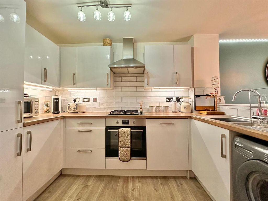 Property photo 2 of 20 Kitchen