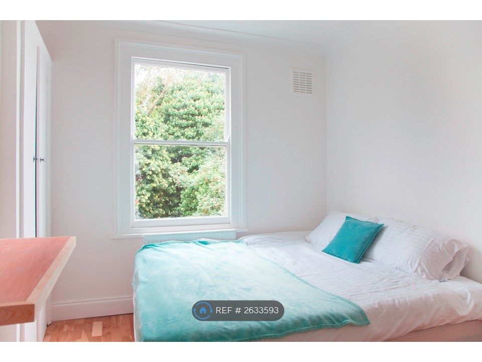 Property photo 1 of 5 South-Facing Double Bedroom (Very Quiet)