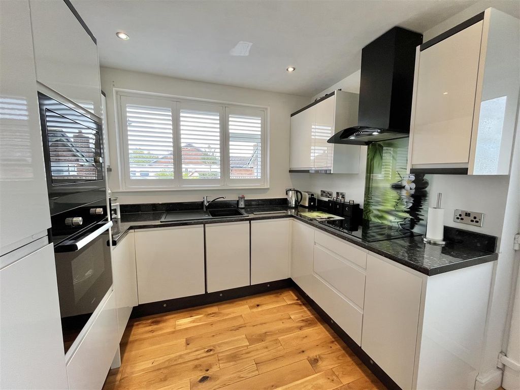 Property photo 3 of 19 Kitchen