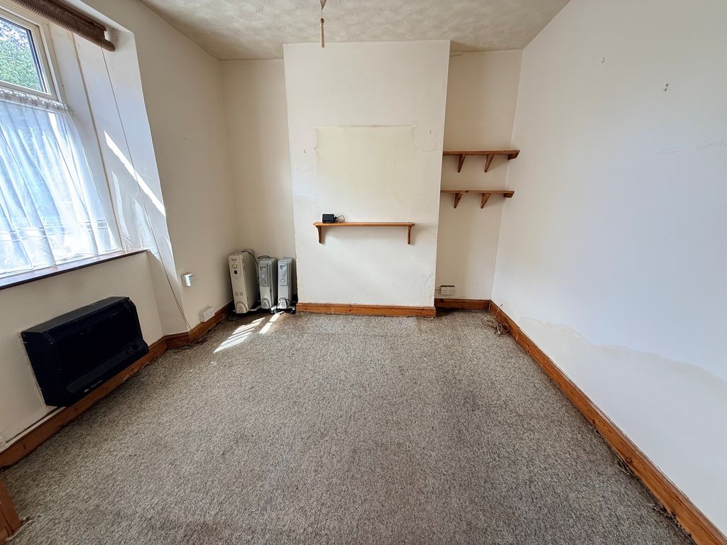Property photo 3 of 14 Lounge