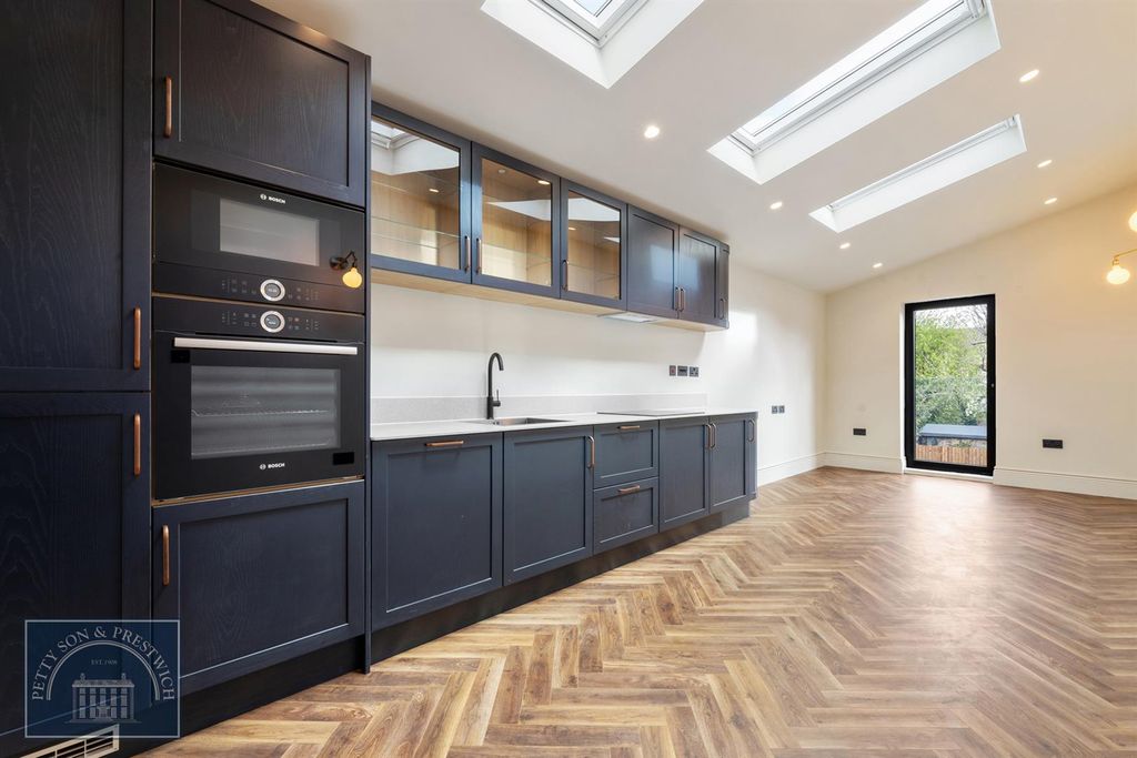 Property photo 3 of 13 Lonsdale Road_035.Jpg