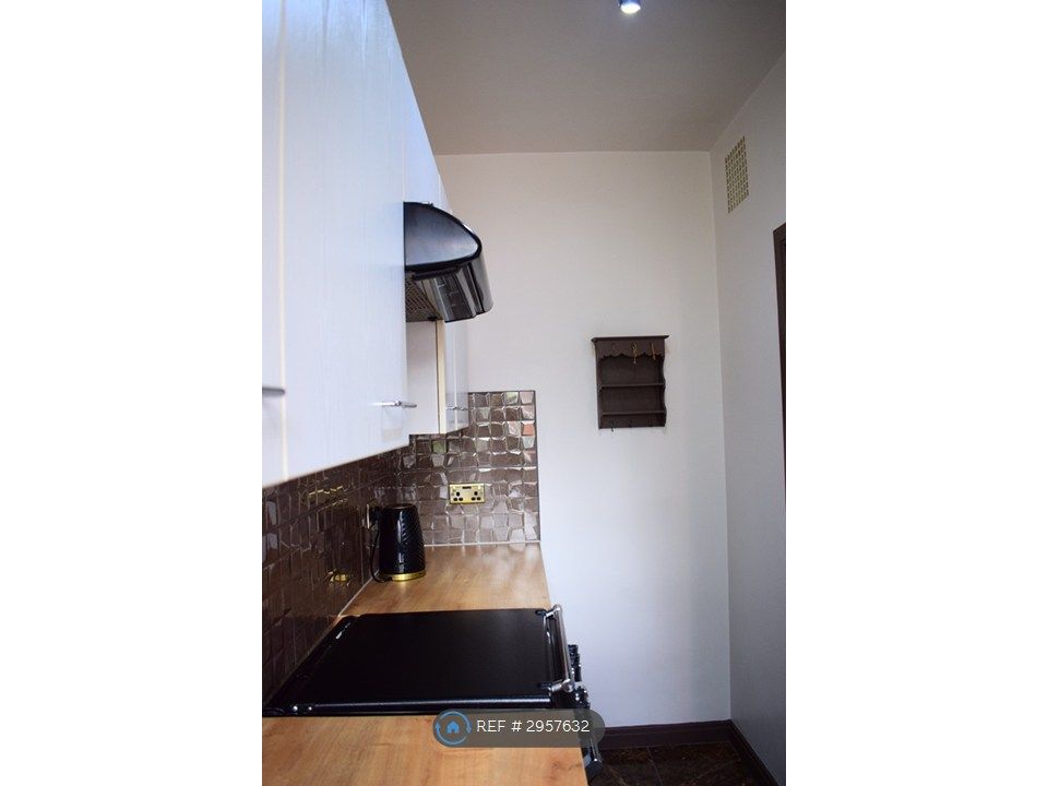 Property photo 3 of 22 Kitchen (View 2)