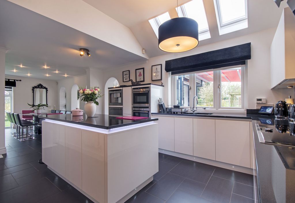 Property photo 3 of 31