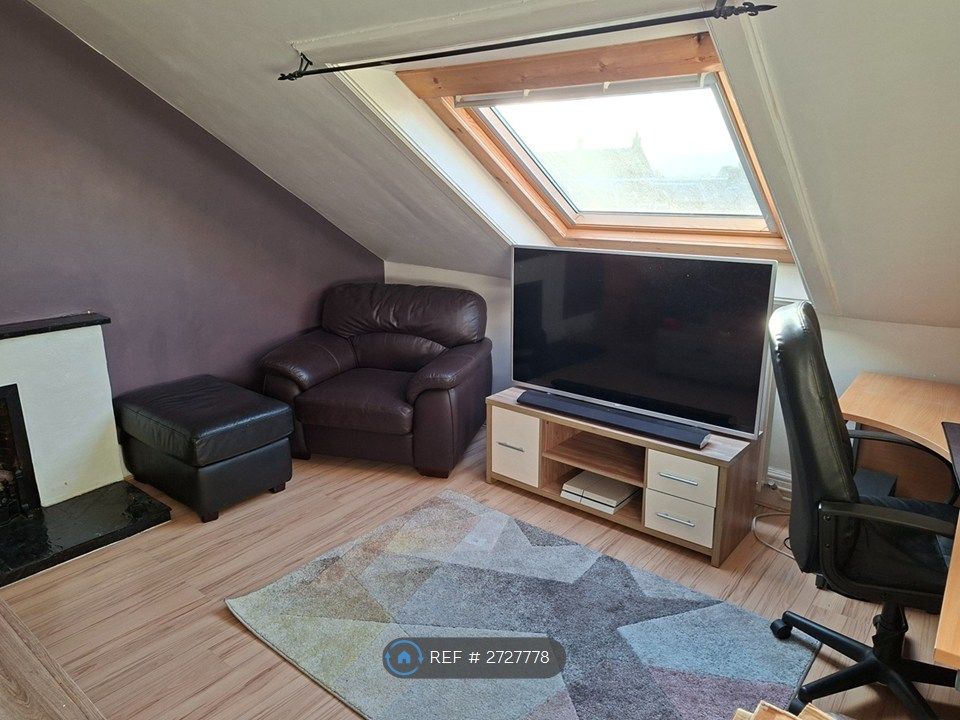 Property photo 3 of 19 Living Room