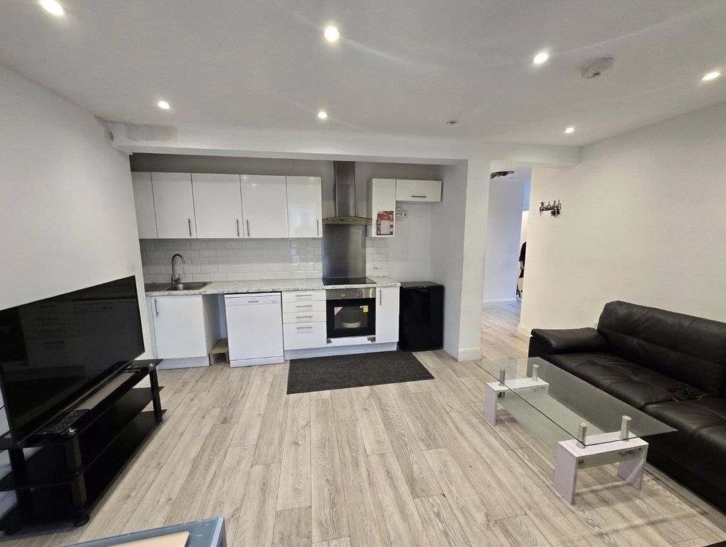 Property photo 3 of 7 Lounge/Kitchen