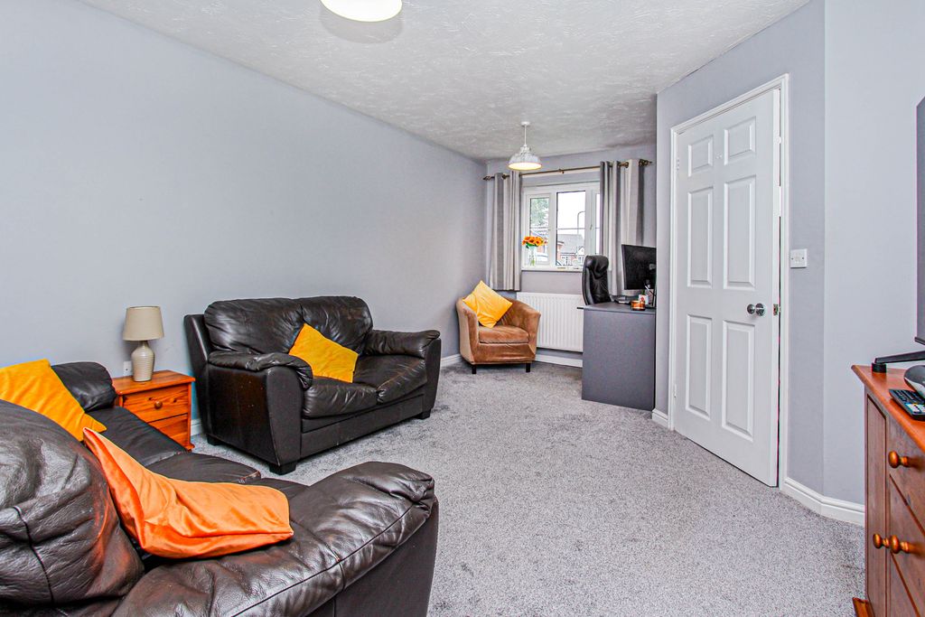 Property photo 3 of 13 Lounge