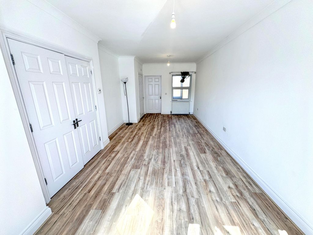 Property photo 2 of 25