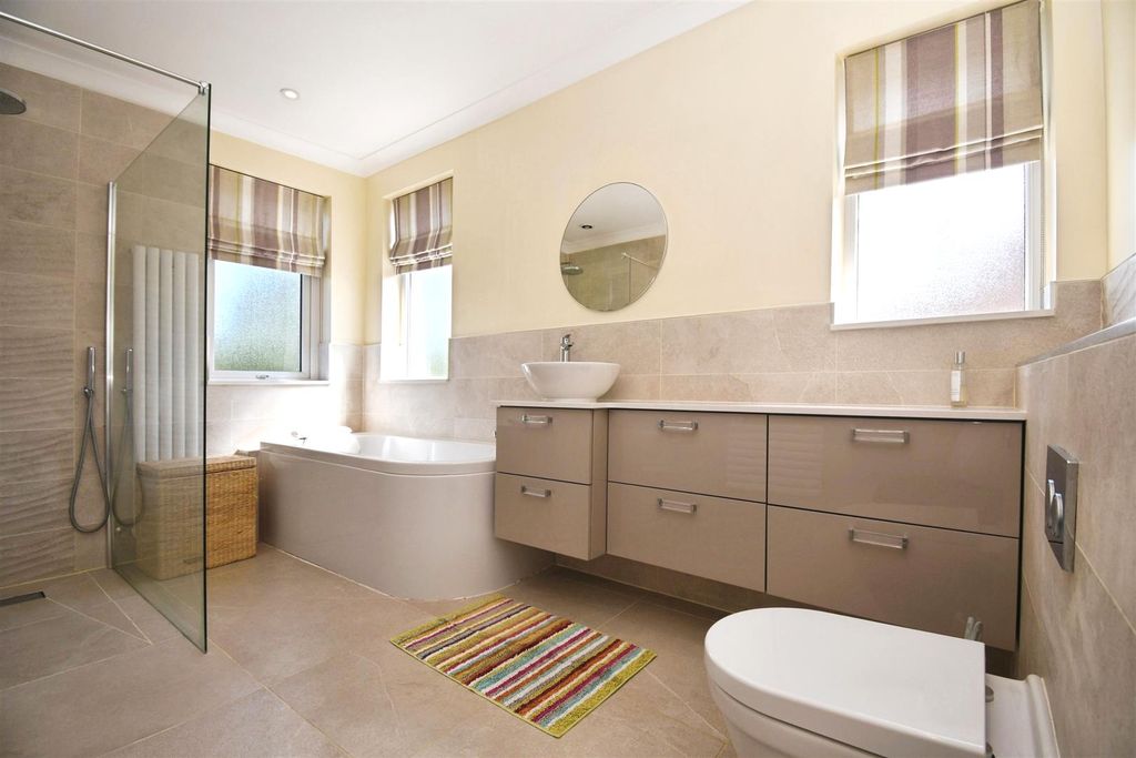 Property photo 3 of 17 Bathroom
