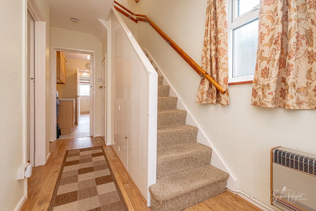 Property photo 3 of 19 Entrance Hall