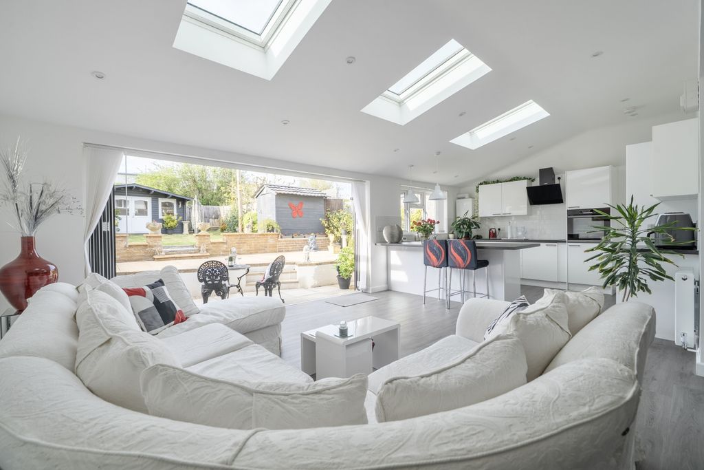 Property photo 1 of 22 Super Room