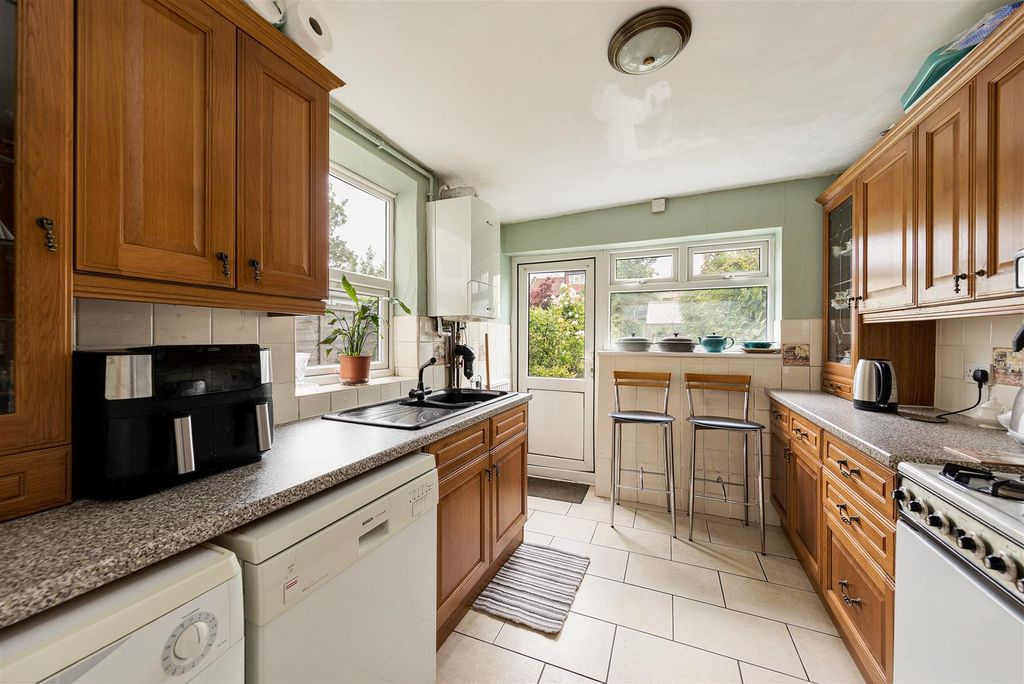Property photo 3 of 33 Clarence Road, E17
