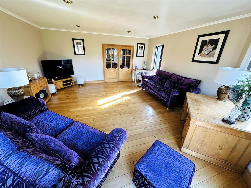 Property photo 2 of 26 Lounge