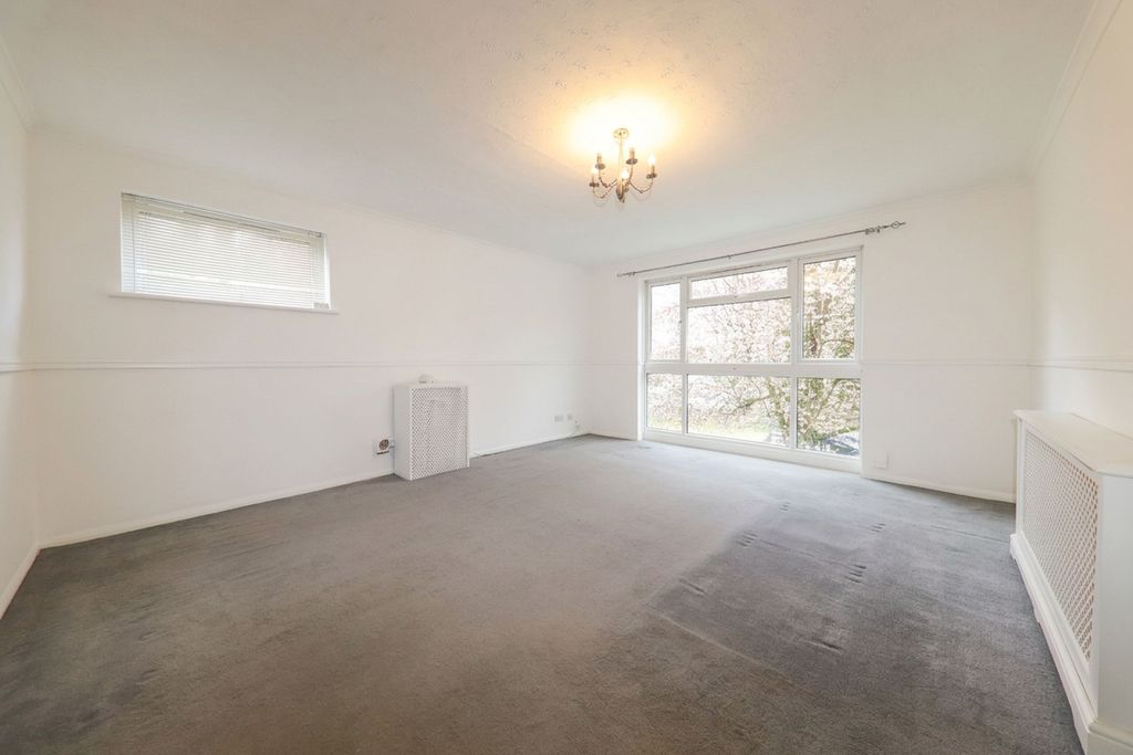 Property photo 2 of 10 Living Room (E)