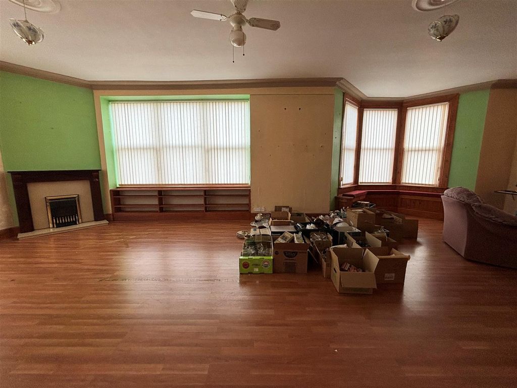 Property photo 2 of 21 Lounge / Diner