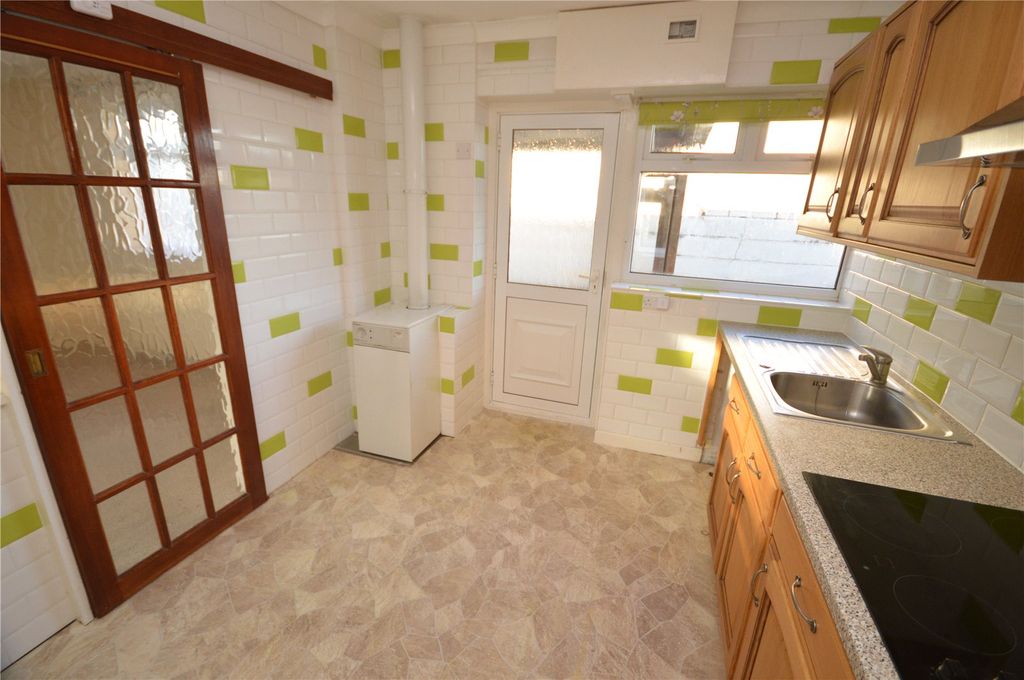 Property photo 3 of 11 Kitchen