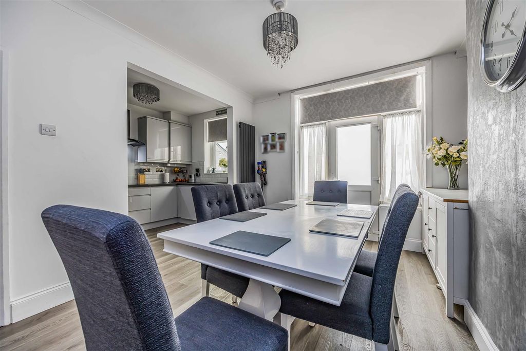 Property photo 2 of 21 29 Salcombe Avenue, Portsmouth-Small-Porticomarket