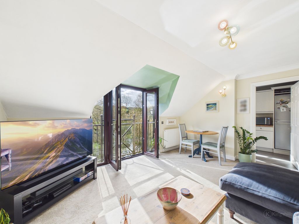 Property photo 3 of 12 Cam02136G0-Pr0544-Still030