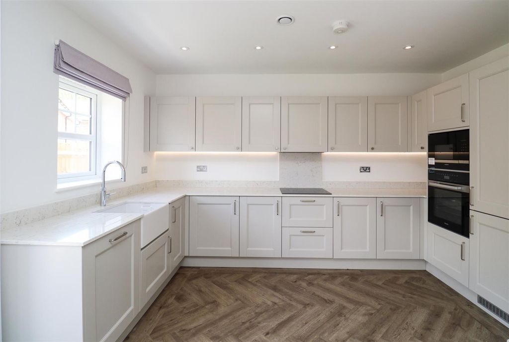 Property photo 3 of 20 Kitchen/Dining Room